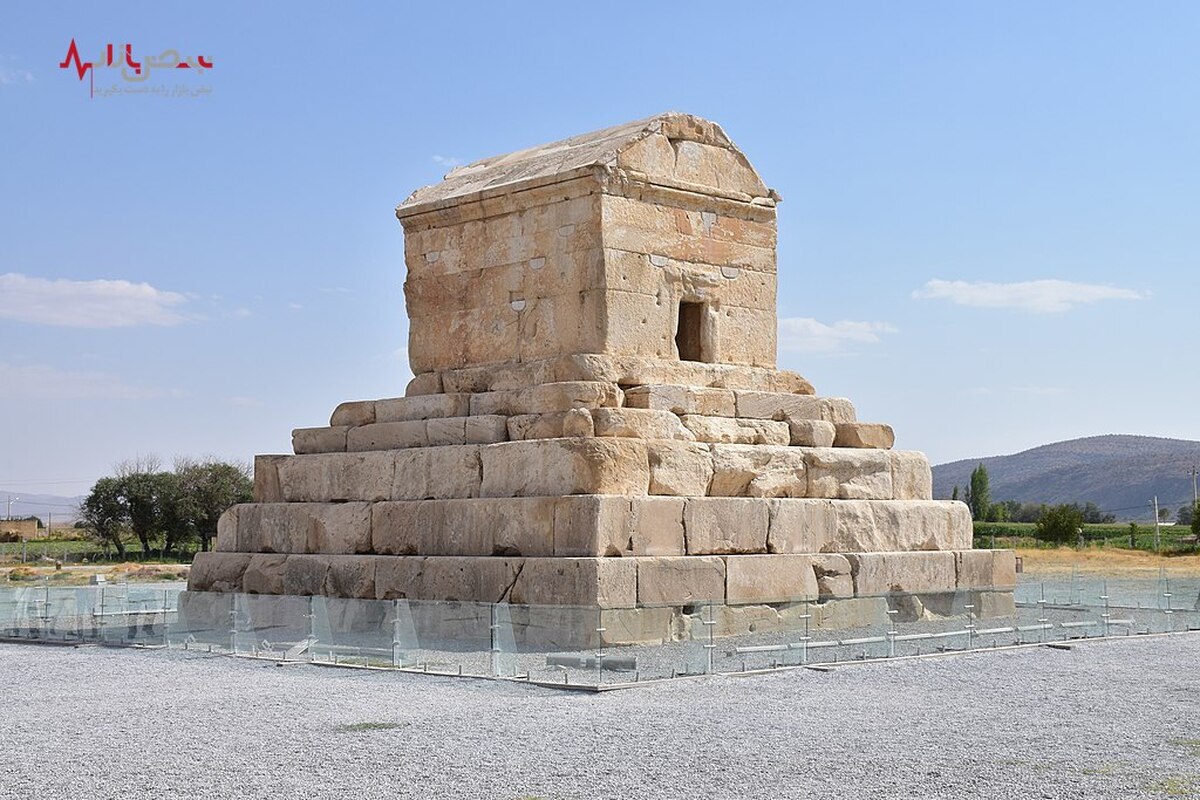 دو دختر جوان در قدیمی‌ترین عکس مقبره کورش